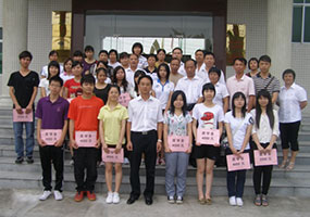 2010年9月2日,公司領導與當年受資助學生合影