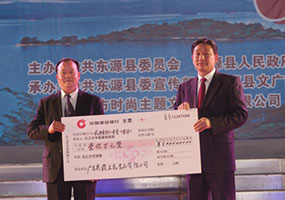 2008年1月7日為東江中學建設捐款一百萬元,左為朱日楊董事長