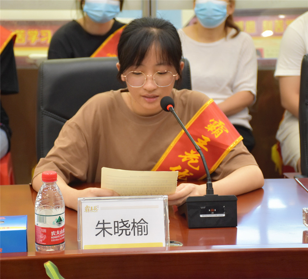 學(xué)生代表發(fā)言朱曉瑜.jpg
