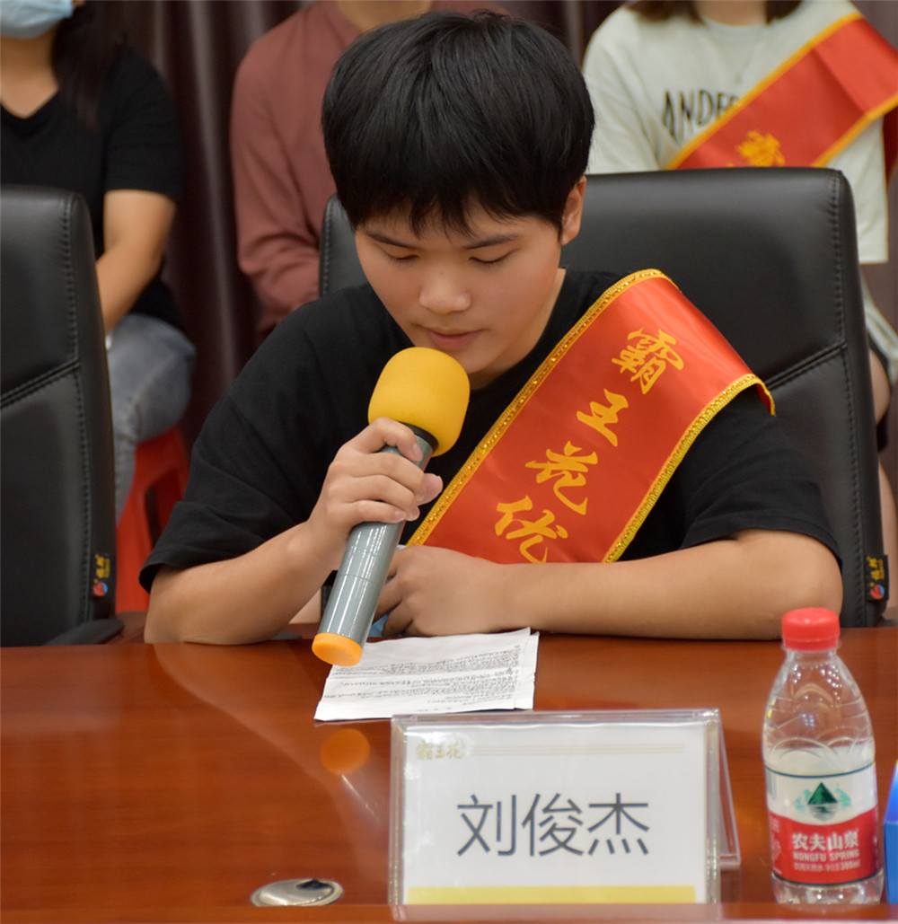 學(xué)生代表發(fā)言3.jpg