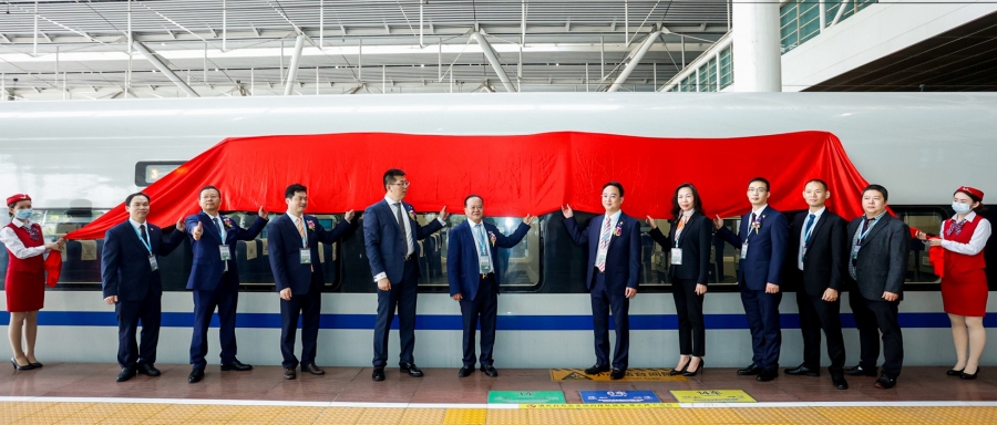 1639728190241280.jpg 朱日楊董事長、朱榮業(yè)總裁等人共同為車身貼揭幕.jpg