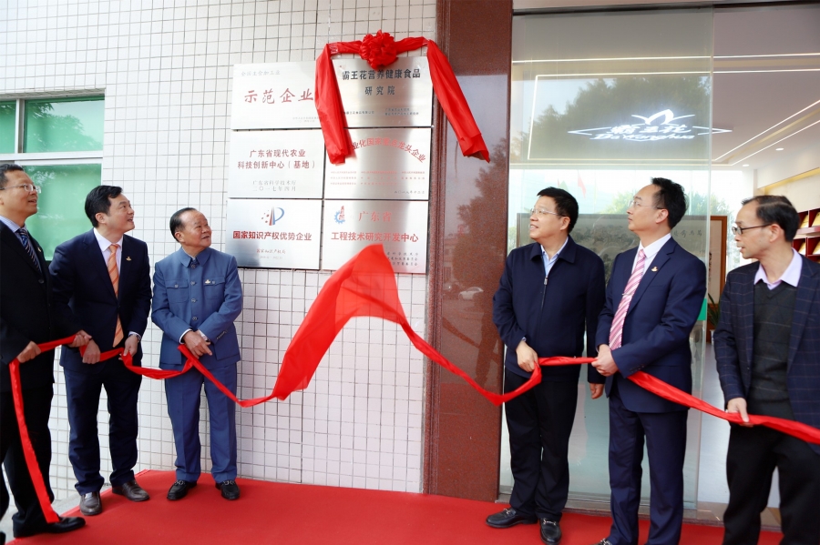1640413193310823.jpg 朱日楊董事長(zhǎng)、朱榮業(yè)總裁等人共同揭幕.jpg
